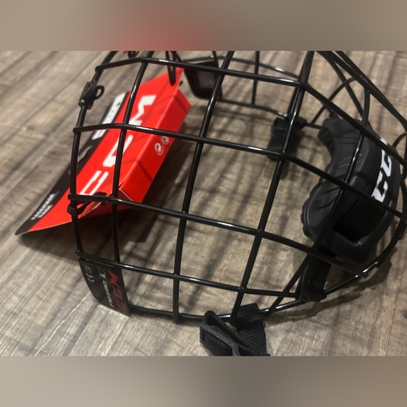 CCM FM580 Hockey Facemask Cage Senior Large Black New with Hardware - Picture 2 of 4